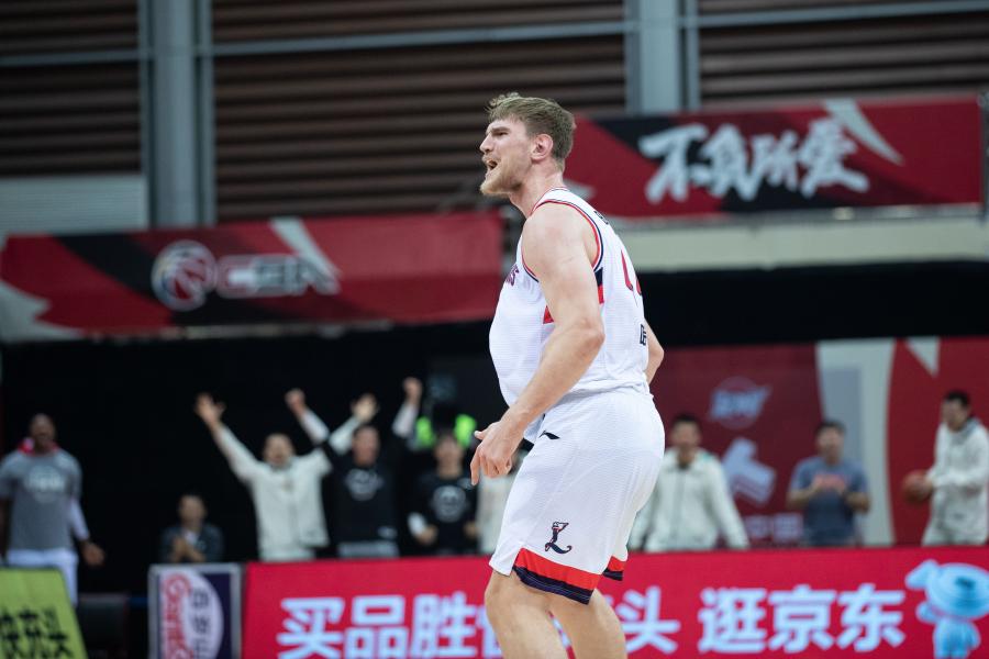 12月27日,时代中国广州队球员哈斯在比赛中庆祝.