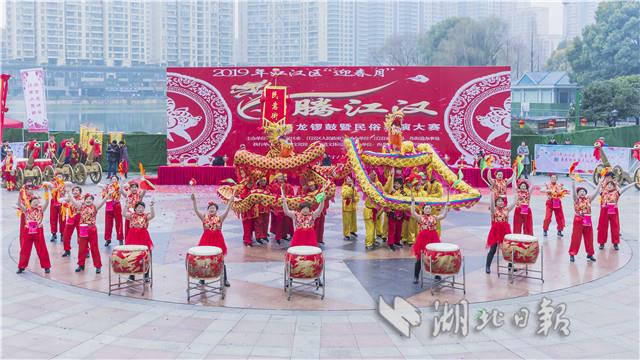 騰龍舞鑼鼓敲 鬧新春迎軍運