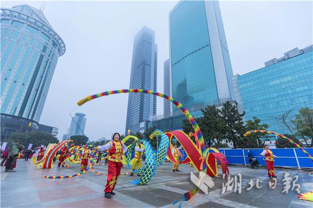 腾龙舞锣鼓敲 闹新春迎军运