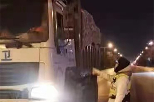 石家庄警务执勤人员24小时坚守 优先保障4类车辆通行