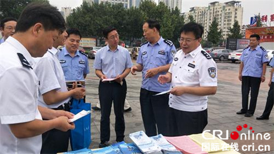 图片默认标题_fororder_济宁市副市长、市公安局局长周凤文现场指导工作_副本