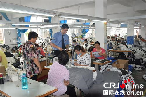 济宁市汶上检察院深入企业开展走访服务 济宁市汶上检察院深入企业开展走访服务_fororder_检察工作人员深入企业车间进行法制宣传_副本
