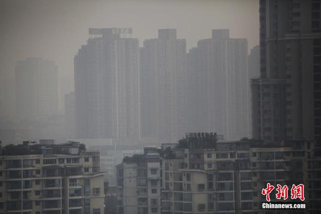 北京发浓雾重污染双预警 多地现雾霾天气