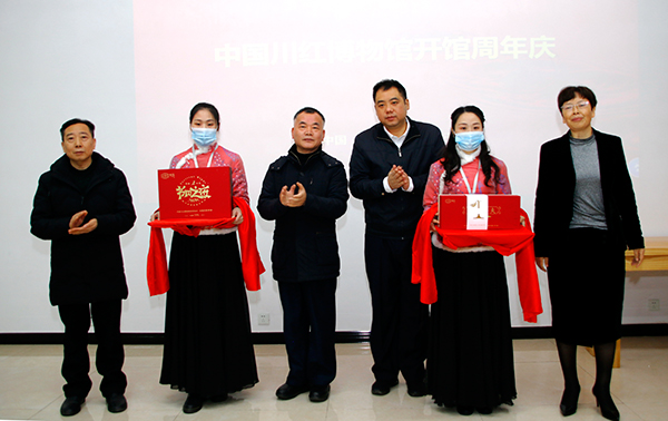 中国川红博物馆开馆一周年纪念暨筠连茶业公司成立仪式举行_fororder_中国川红博物馆馆藏产品揭幕-摄影-何芳3