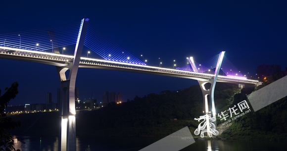 【聚焦重庆列表】重庆三座大桥亮灯 可欣赏碧波帆影新夜景