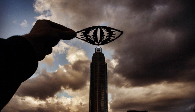 艺术家巧用剪纸恶搞伦敦地标建筑 伦敦眼变车轮
