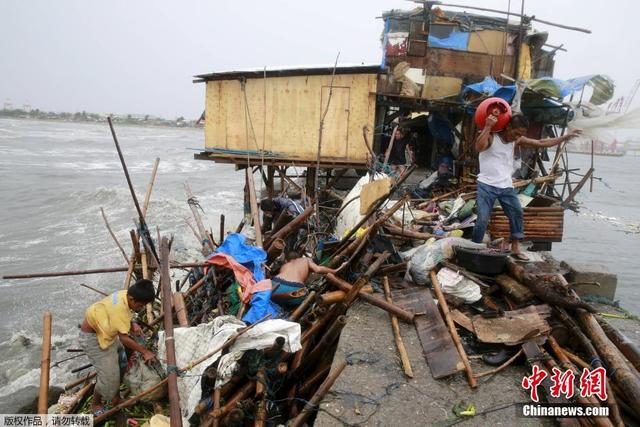 颱風“巨爵”登陸菲律賓 海堤遭大浪衝擊開裂