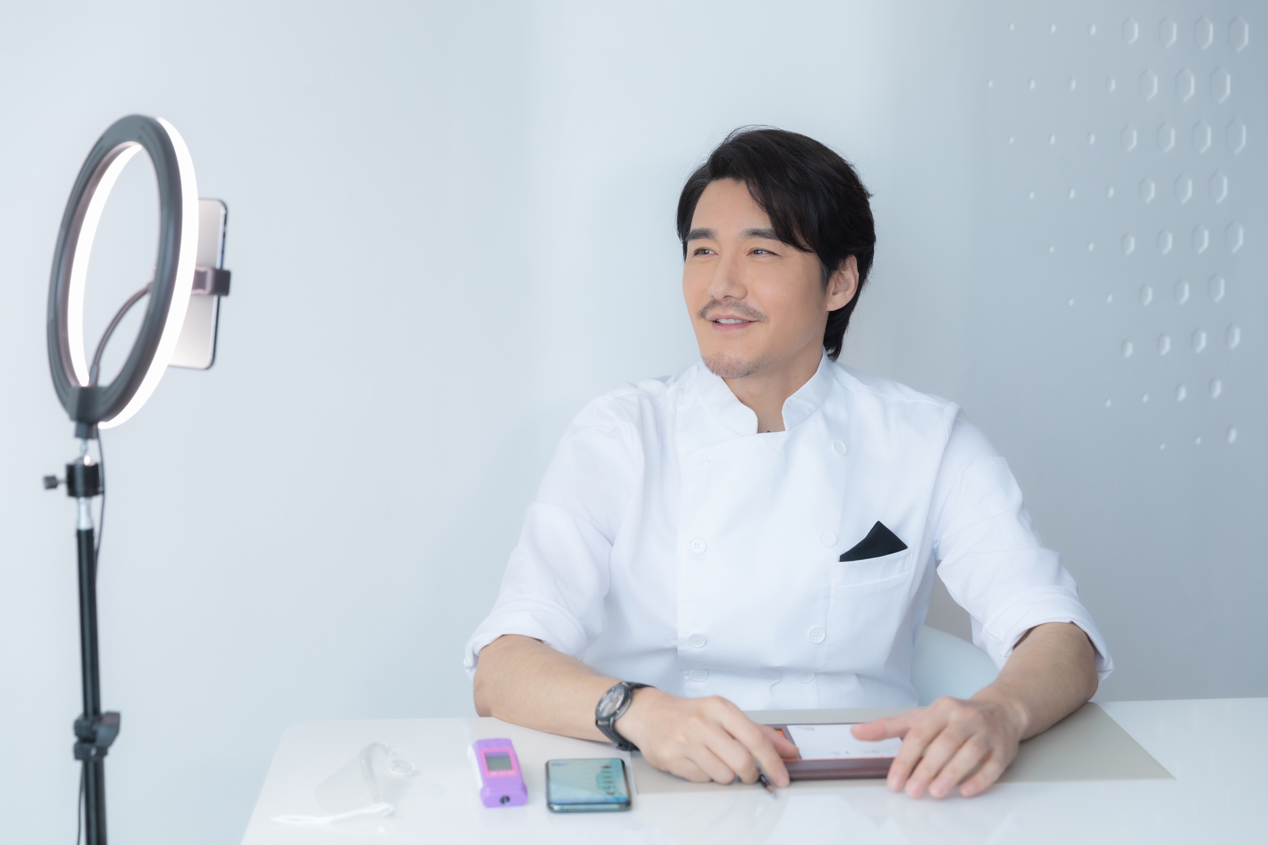 图片默认标题_fororder_胡兵和线上网友互动