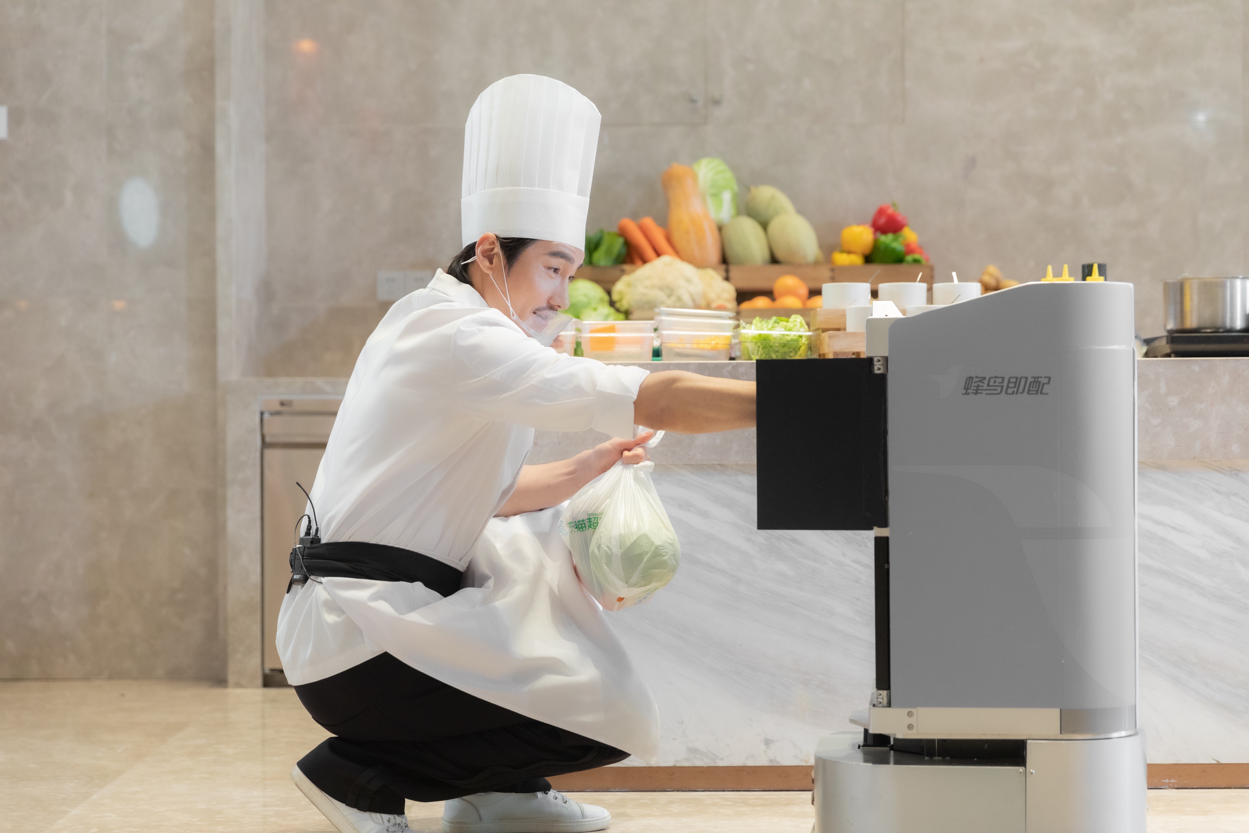 图片默认标题_fororder_胡兵通过机器人送餐