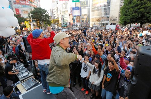 安保法成立满一月批评不断 日各界围堵安倍政权