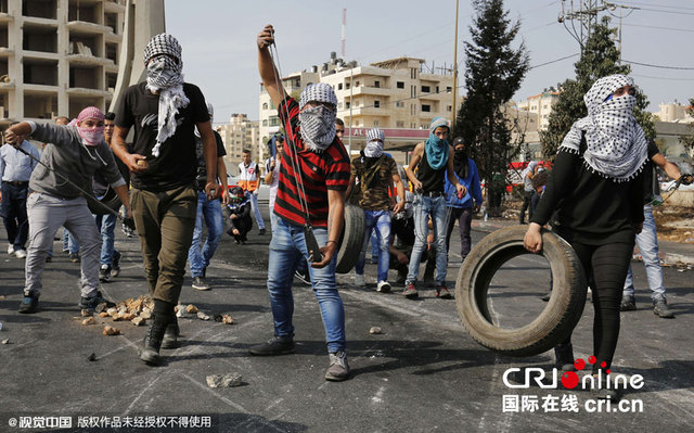 巴勒斯坦示威者与以色列军队冲突 燃烧轮胎浓烟滚滚