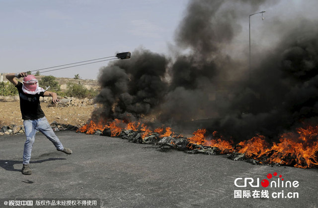 巴勒斯坦示威者与以色列军队冲突 燃烧轮胎浓烟滚滚