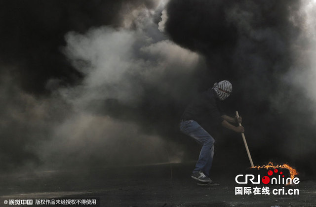 巴勒斯坦示威者与以色列军队冲突 燃烧轮胎浓烟滚滚 巴勒斯坦示威者与以色列军队冲突 燃烧轮胎浓烟滚滚