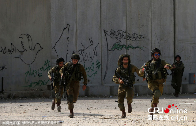 巴勒斯坦示威者与以色列军队冲突 燃烧轮胎浓烟滚滚 巴勒斯坦示威者与以色列军队冲突 燃烧轮胎浓烟滚滚