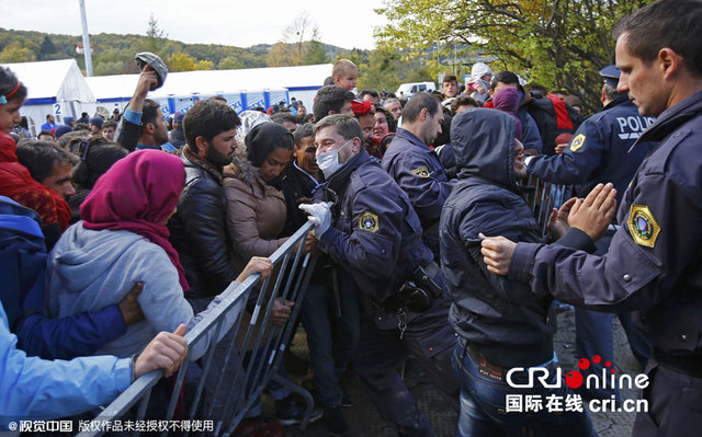 斯洛文尼亚限制入境难民数量 大批难民滞留