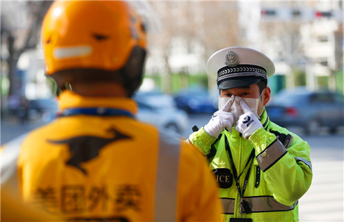 渭南交警：助力外賣防疫防護 力保萬家平安健康