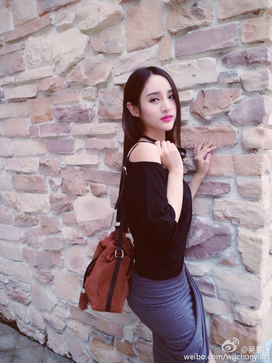 组图:湖师大校花吴春怡晒礼服照 尽显好身材