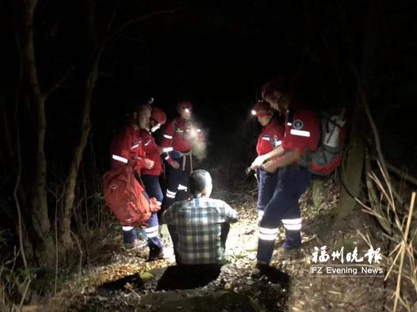 【福州】【移動版】【Chinanews帶圖】遊客迷路被困福州鼓山磨溪 22名志願者寒夜進山救援