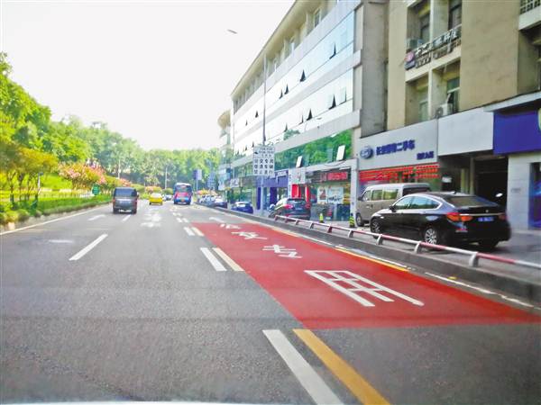 【要闻】重庆市首条公交优先车道12日正式投用