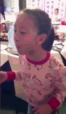 森碟吃冰制食物边吐白气边捂嘴 秒变可爱表情包