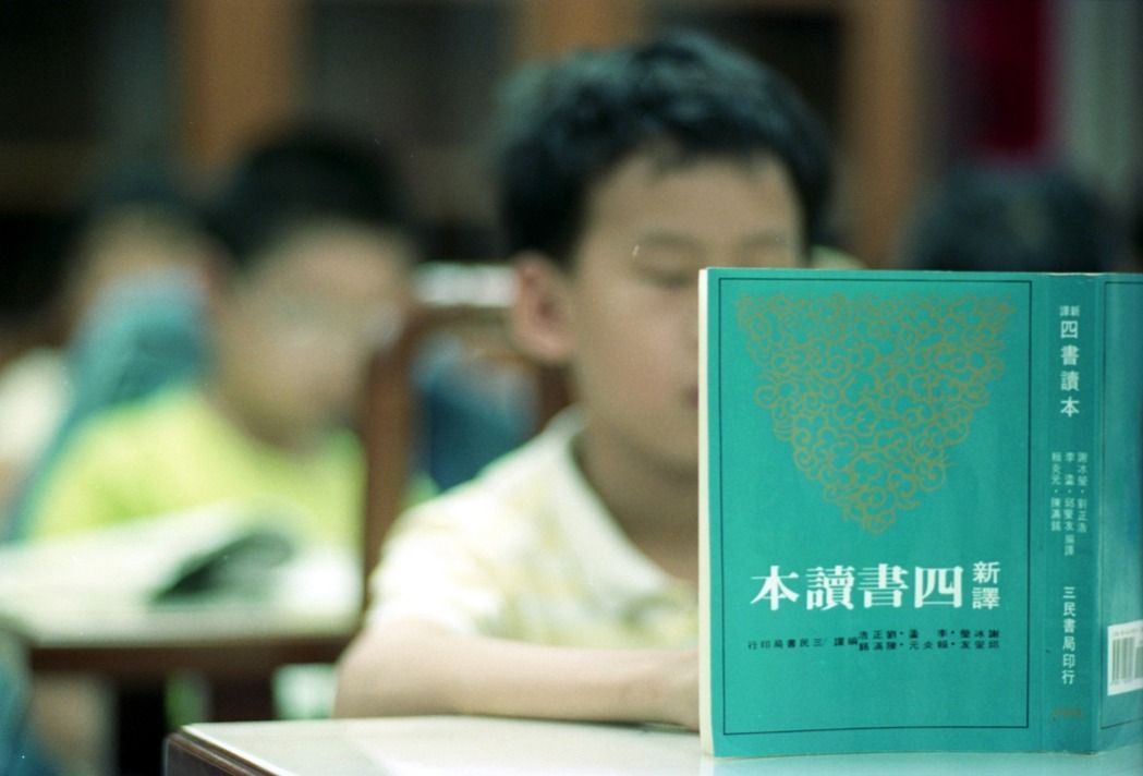台灣高中課綱擬減少文言文爭議 4萬人聯署反對