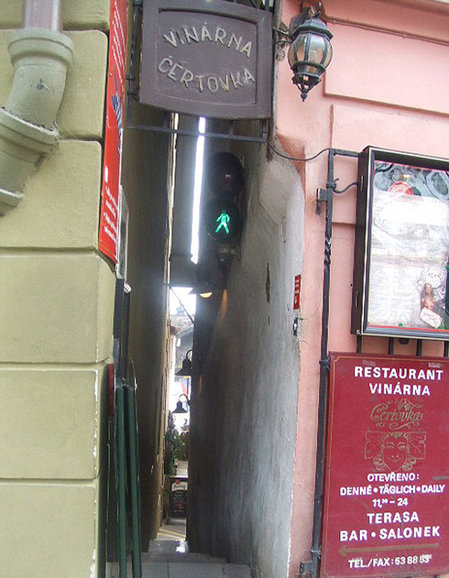 布拉格窄巷仅半米宽 巷口安红绿灯防行人狭路相逢