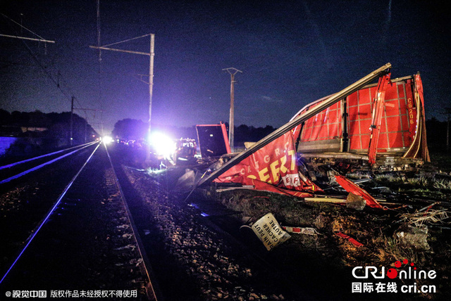 法国一列快铁与卡车相撞致15人受伤 法国一列快铁与卡车相撞致15人受伤
