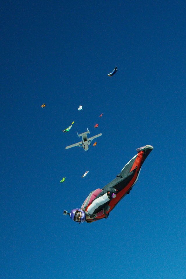 美国61名翼装飞行爱好者高空齐飞打破世界纪录