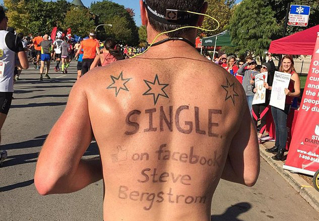 美國小夥跑馬拉松後背寫廣告徵婚 吸引上千女性關注