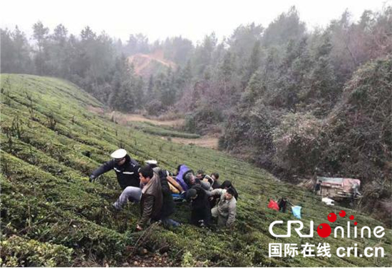 【湖北】【CRI原创】湖北鹤峰：摩托车翻落25米高坡地 警民联手展开生死救援