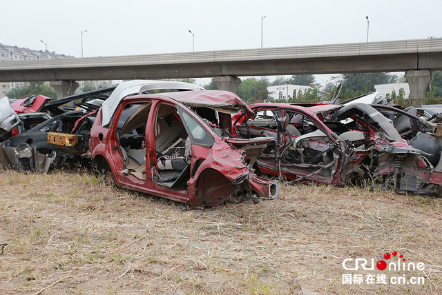 北京地铁亦庄线沿线现"汽车坟场" 恐影响地铁安全 北京地铁亦庄线沿线现"汽车坟场" 恐影响地铁安全