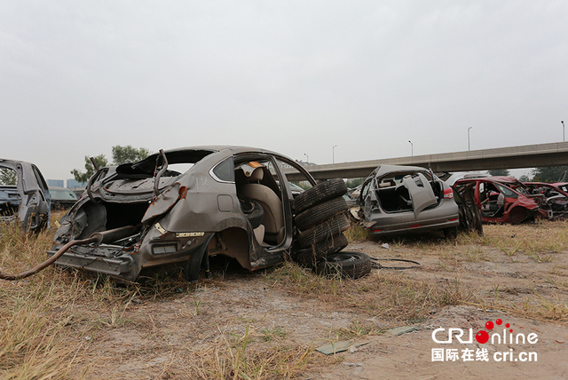 北京地铁亦庄线沿线现"汽车坟场" 恐影响地铁安全 北京地铁亦庄线沿线现"汽车坟场" 恐影响地铁安全