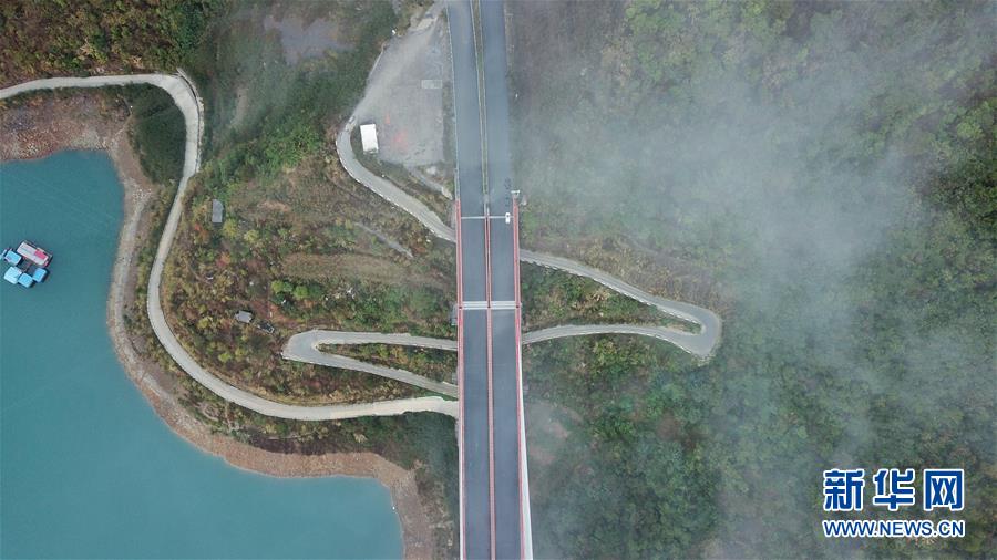 贵州：烟雨红水河大桥