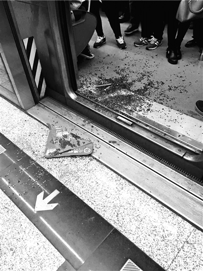 北京地铁10号线故障乘客砸窗 或因危害安全被罚