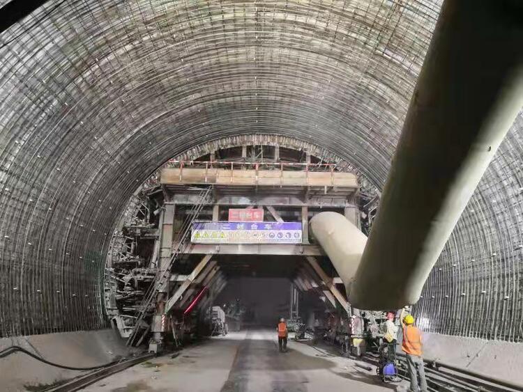 （有修改）【B】郑万高铁重庆段隧道顺利贯通