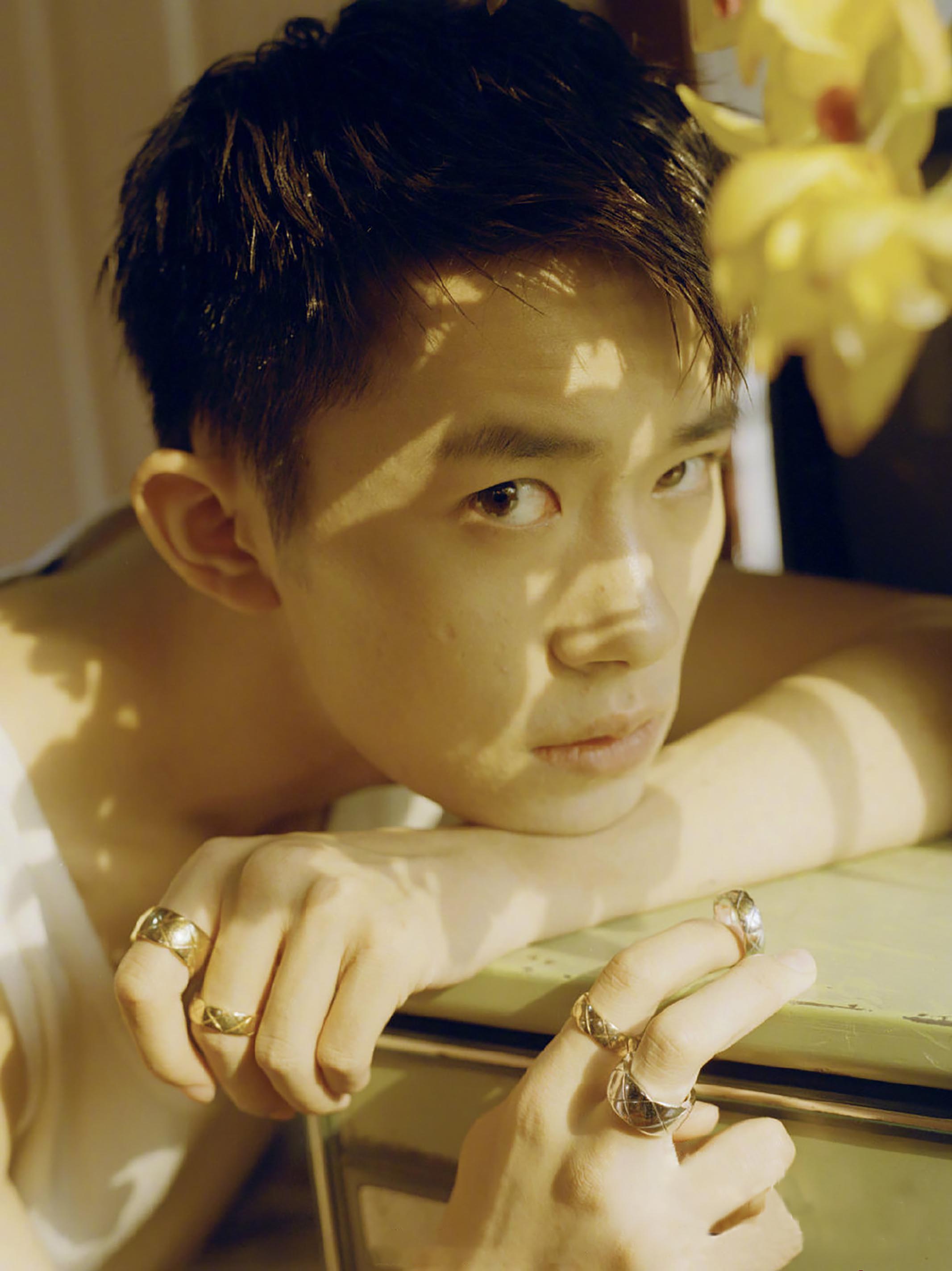 易烊千玺登红秀grazia诠释成长的模样