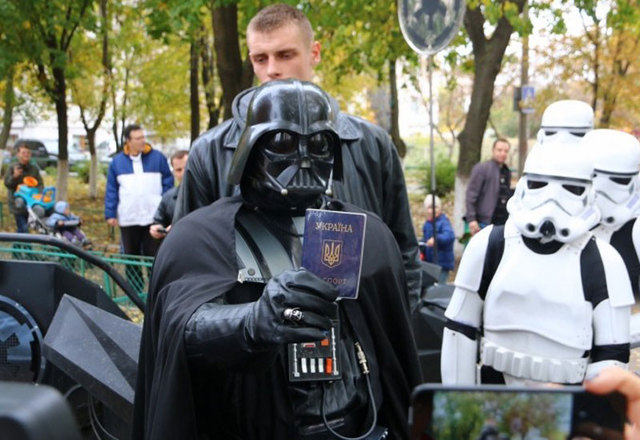 星战“黑武士”参加乌克兰地方选举 同伴“楚巴卡”被捕