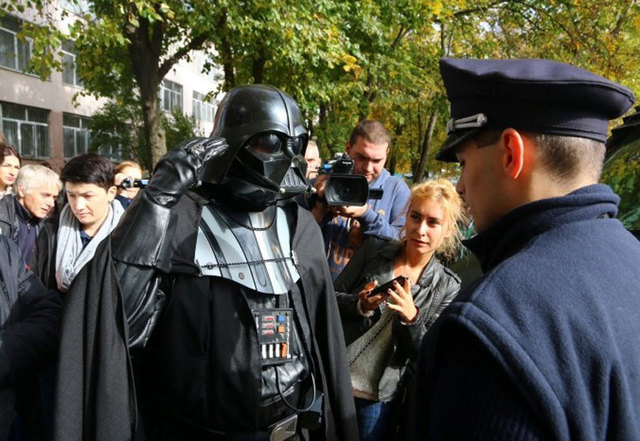 星战“黑武士”参加乌克兰地方选举 同伴“楚巴卡”被捕
