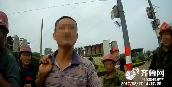 【平安山东(图片+摘要)】货车违法拉载22名工人 屁股底下坐桶油漆 【平安山东(图片+摘要)】货车违法拉载22名工人 屁股底下坐桶油漆