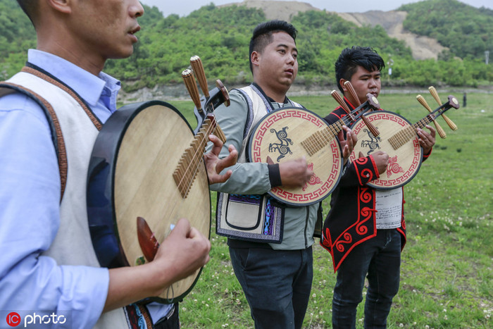 图片默认标题_fororder_贵州威宁：彝家男子演奏月琴