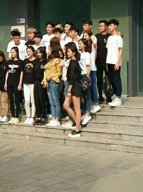 王俊凯大学班级合照曝光 这帮同学光颜值就逆天了