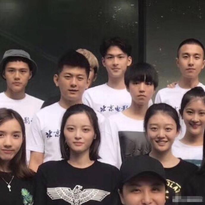 王俊凯大学班级合照曝光 这帮同学光颜值就逆天了