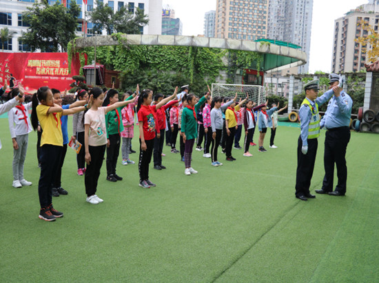 【法制安全】重慶渝中民警進小學 開展交通安全宣傳工作
