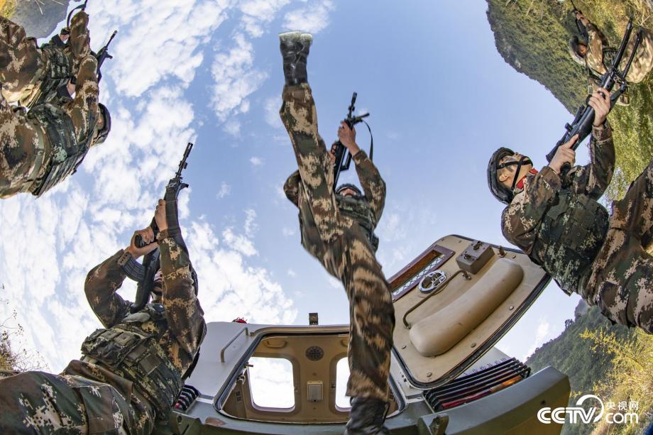 广西崇左：武警官兵开展反恐演练锤炼实战能力