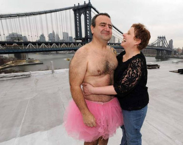 为博妻子一笑 大叔粉红裙子穿了12年