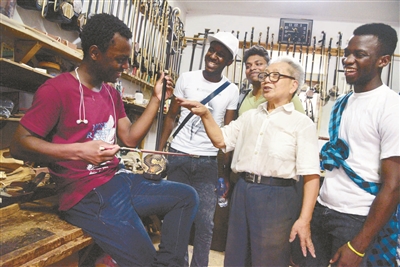 （教育图文）江苏科大留学生在镇江民族乐器坊学习演奏技艺