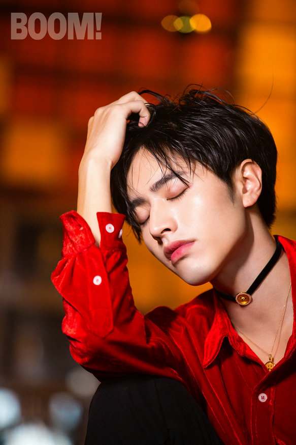 罗正最新街拍演绎一个人的童话王国