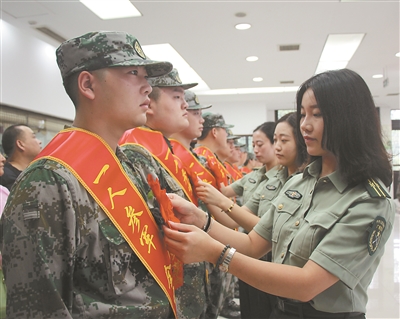 （社会广角）扬州广陵区东关街道近日举行新兵入营壮行仪式