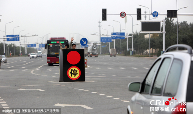 石家庄街头出现“人体红绿灯”司机惊呆