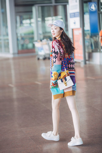 宋轶穿短裤现身机场低头玩手机乐不停